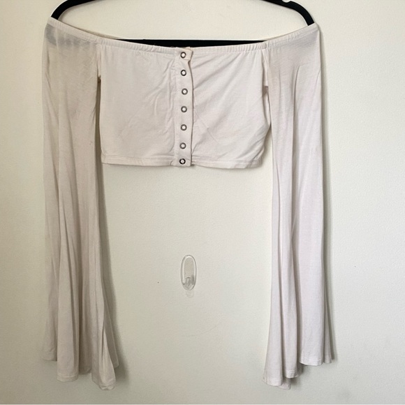 Alessandra Top Lovers+Friends / Revolve off the shoulder flared button crop top - Picture 3 of 6